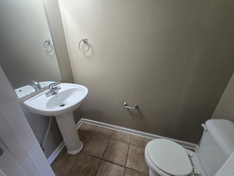 Building Photo - 812D Oak Arbor Ct