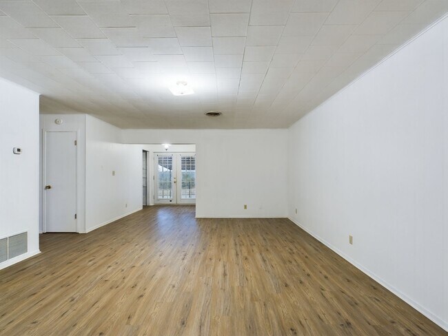 Building Photo - 100 NW Hills Dr