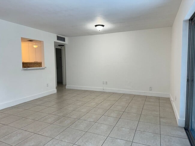 Building Photo - For Rent - Recently Remodeled 1/1 Condo - ...
