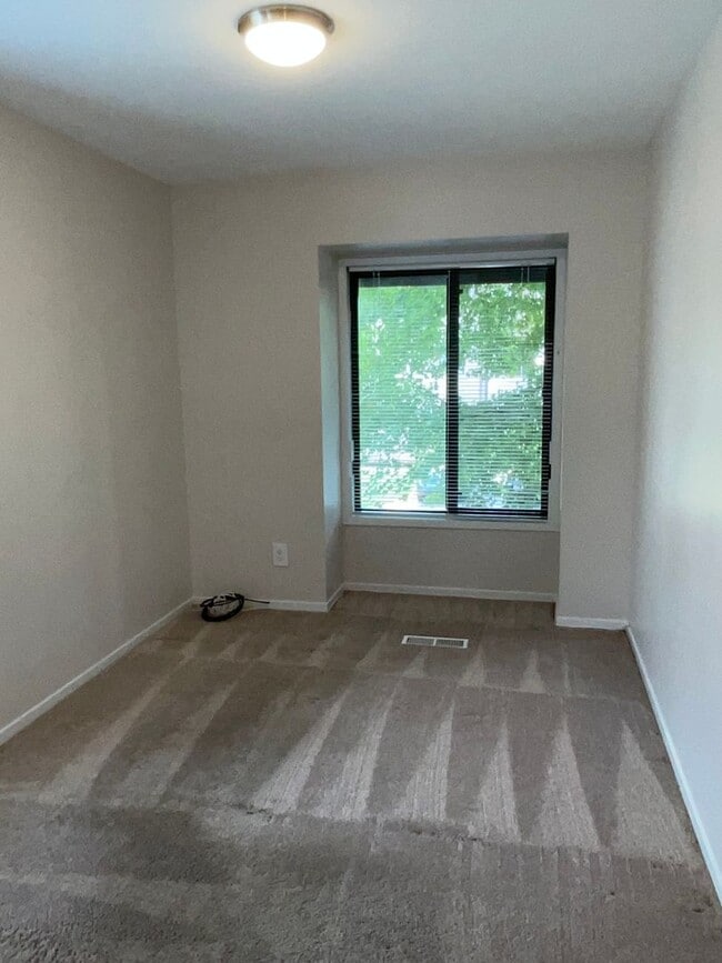 Building Photo - 3BD 2.5BA End Unit Townhome