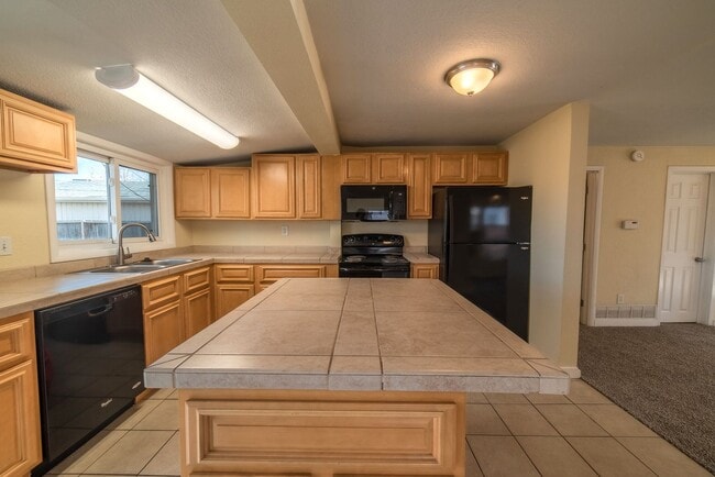 Building Photo - 3-bed, 2-bath home with large back yard