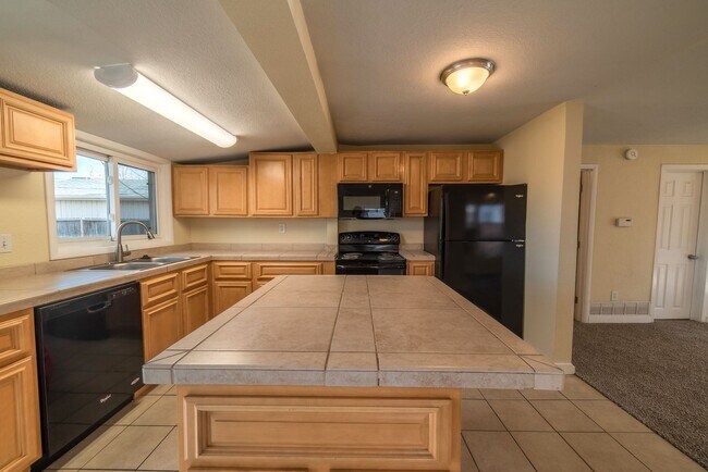 Building Photo - 4-bed, 2-bath home with large back yard