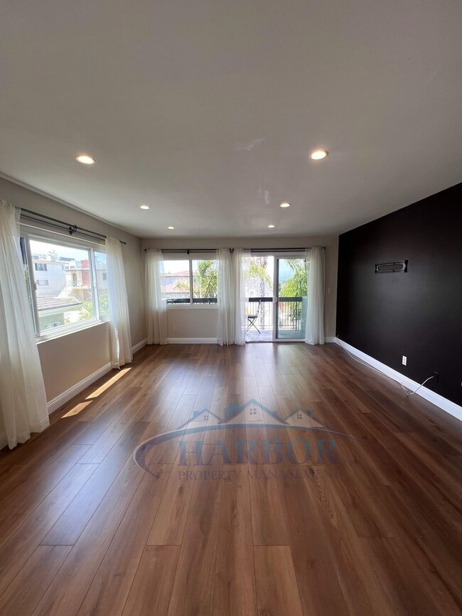 Building Photo - Spacious 2 Bedroom 1 Bathroom Upstairs Condo
