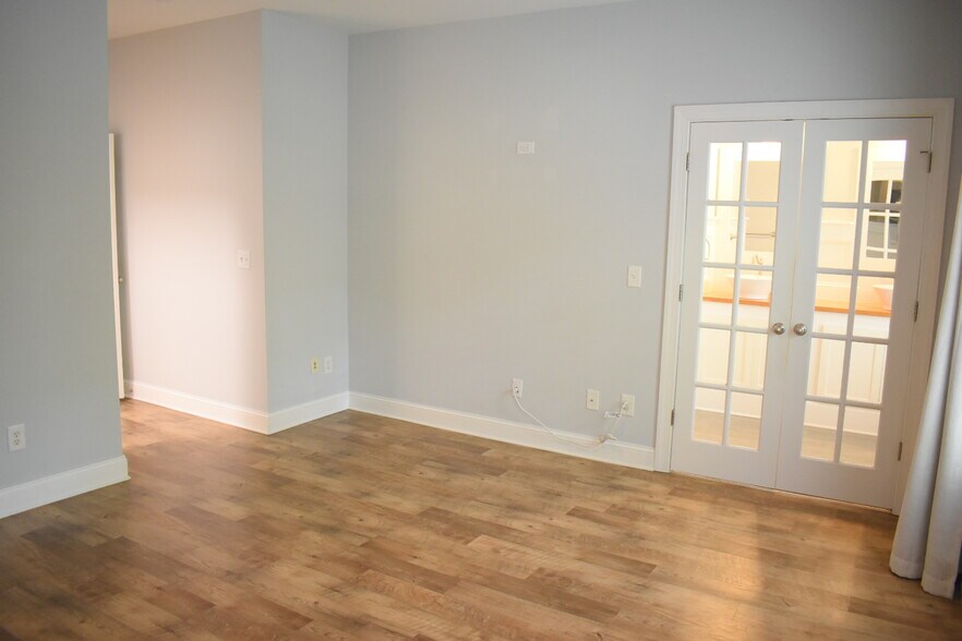 Building Photo - 393 Whisper Park Dr