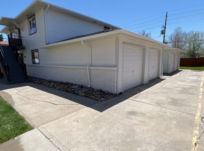 Building Photo - Top Unit Available! 2 Bed 1 Bath Condo