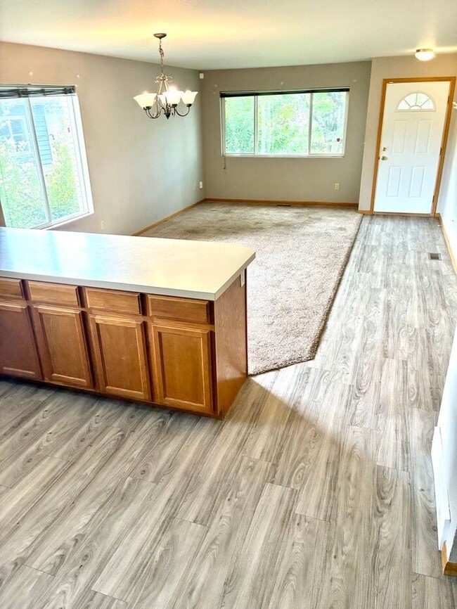 Building Photo - Beautiful 2 Bed/1 Bath Ranch Style Townhome!