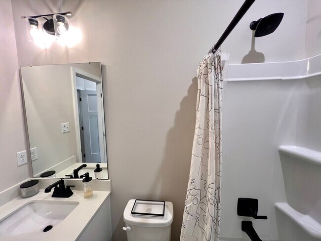 Building Photo - Canonsburg - 3 Bedroom 2.5 Bathroom Townhome For Rent