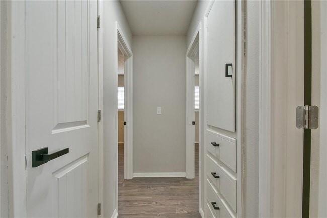 Building Photo - 608 Moraine Ave