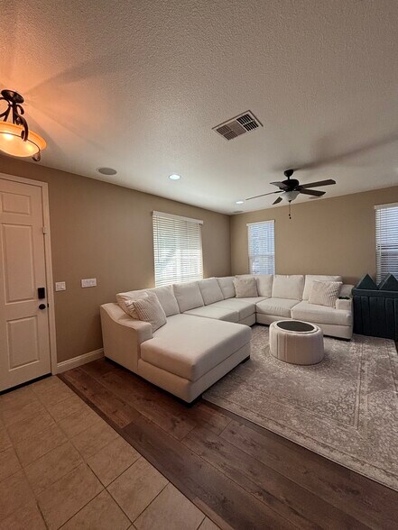 Building Photo - 343 Carriage Ln