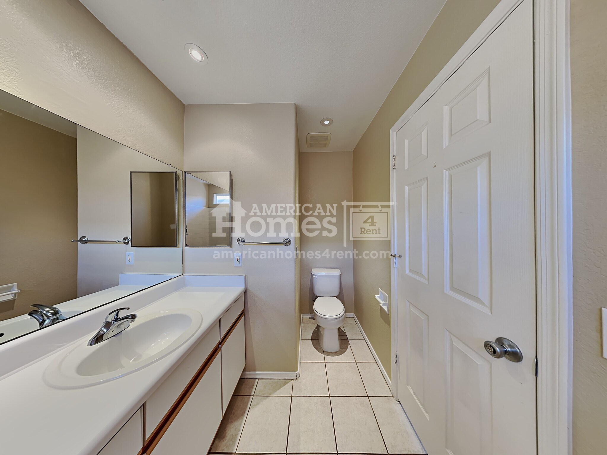 Building Photo - 9050 E Glenmont Dr