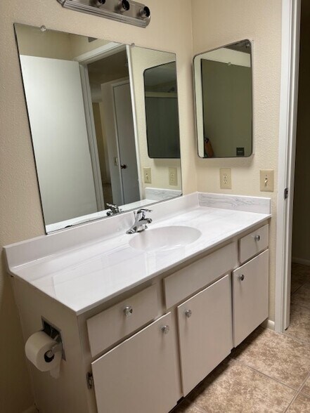 Building Photo - 9709 W Glen Oaks Cir