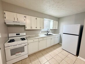 Building Photo - 951 Valley Farm Dr