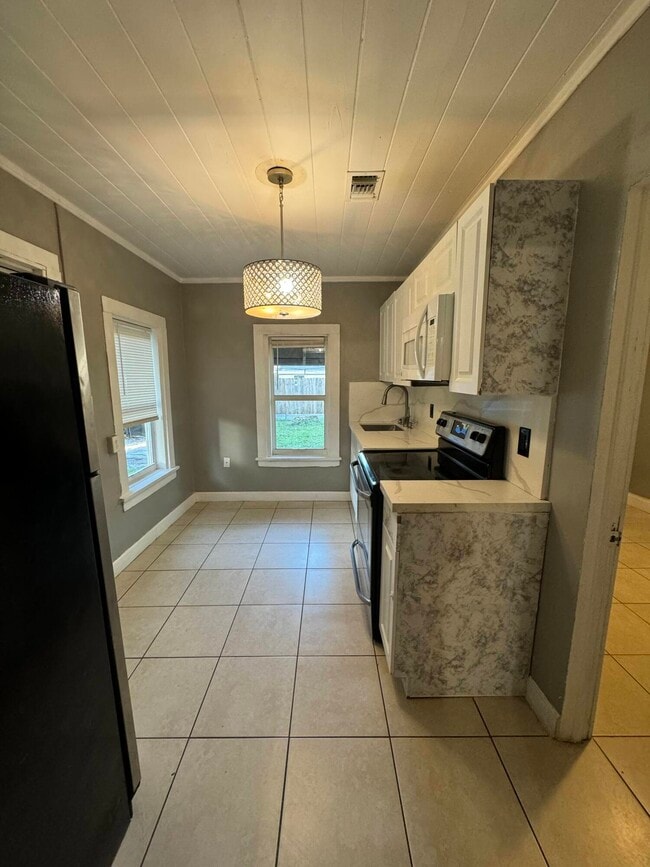 Building Photo - 717 S B St