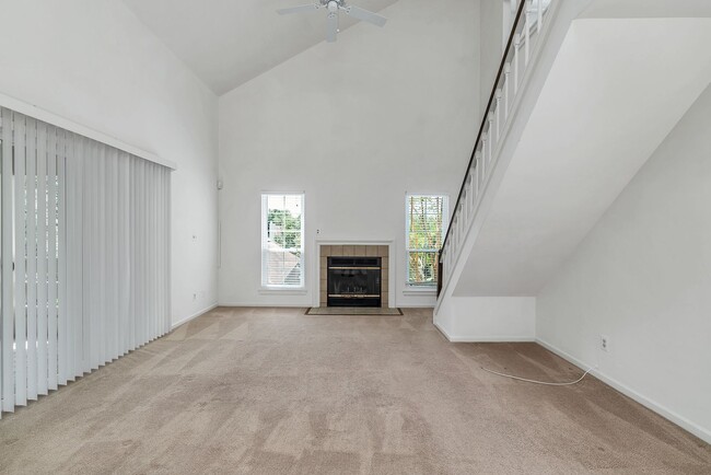 Building Photo - Rarely Available 2-Level, 2 Bed 2 Bath Upp...