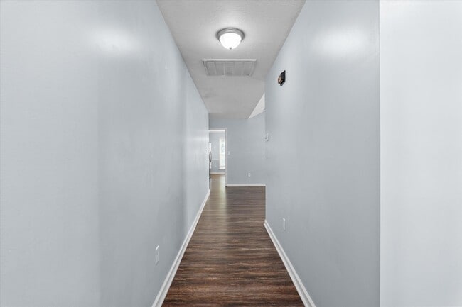 Building Photo - 570 Lory Ln
