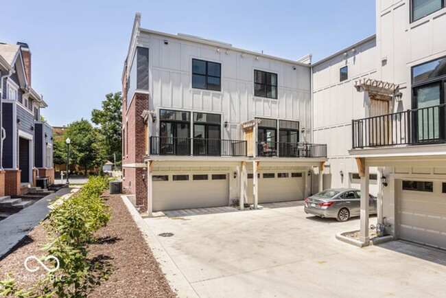 Building Photo - Beautiful townhome located off 16th and Co...