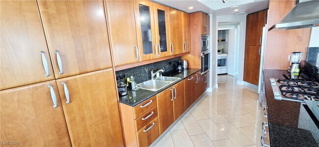 Building Photo - 2747 Paradise Rd