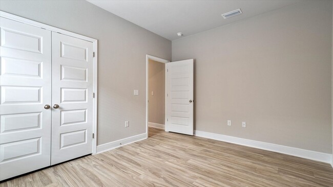 Building Photo - LOTS OF AMENITIES AND CONVENIENT COMMUTE!