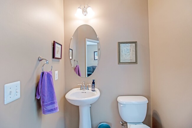 Building Photo - Beautiful 4-Bed, 3.5-Bath End Unit Townhom...