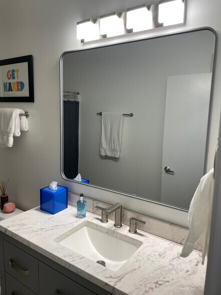 Primary bathroom - 4500 Chicago Ave
