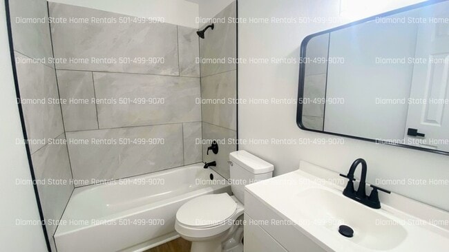 Building Photo - 428 N Oak St