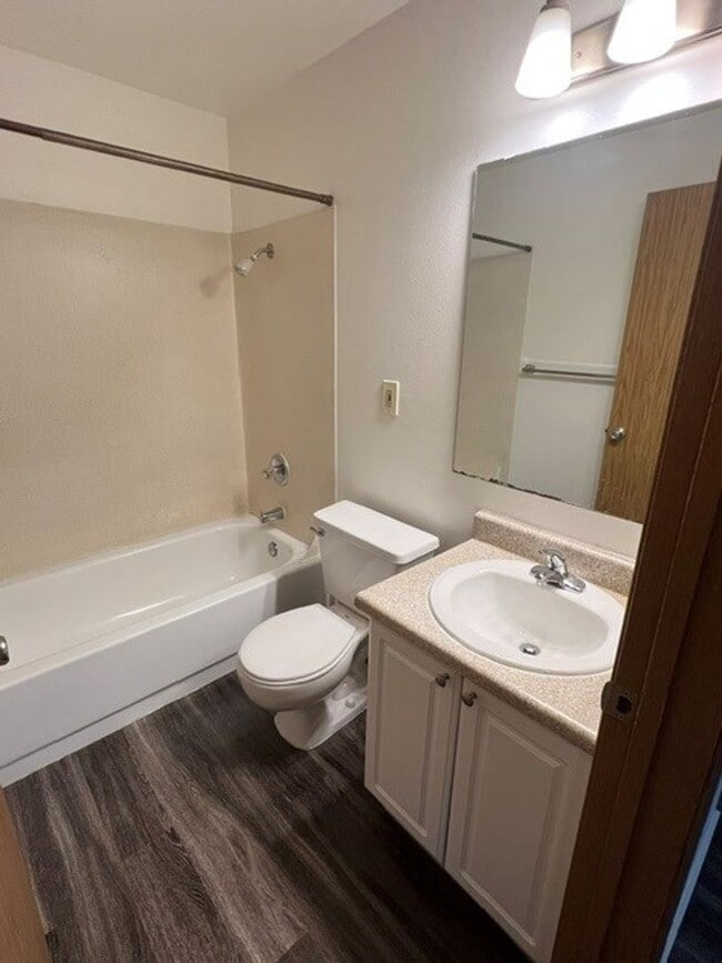 Interior Photo - Jefferson Court