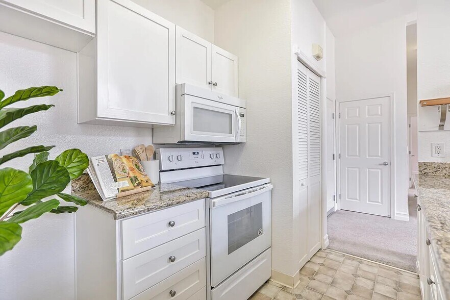Range + Microwave + Laundry - 516 Martha St
