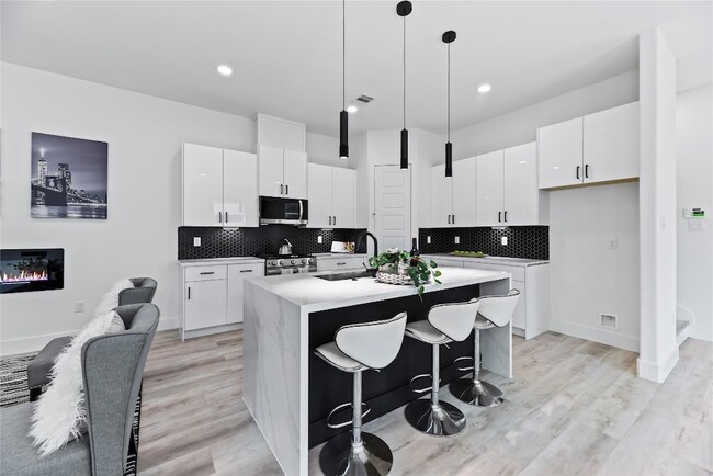 Building Photo - 7210 England St