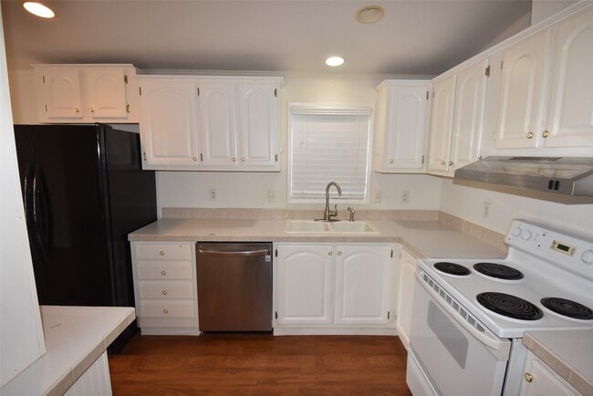 Building Photo - 10007 Elderberry Park Ln