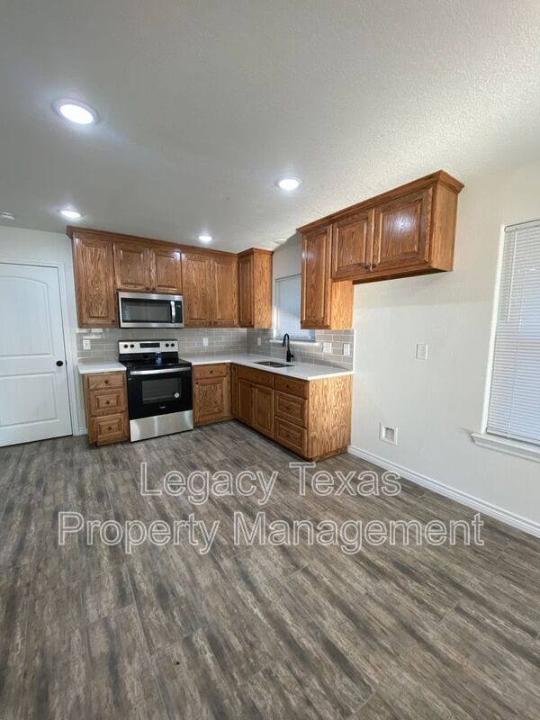 Building Photo - 702 S Wilhite St