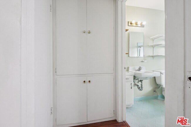 Building Photo - 1317 Wilcox Ave