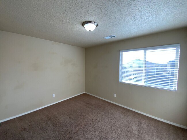 Building Photo - 3 Bedroom Home Available Near Unser Blvd NW & Rainbow Blvd NW!