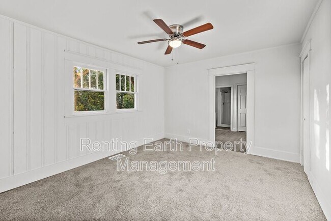 Building Photo - 1736 Mountain Dr