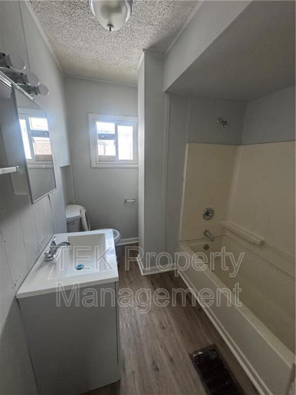 Building Photo - 5 Laser St