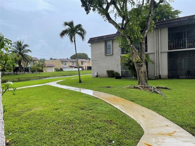 Building Photo - 10389 N Kendall Dr