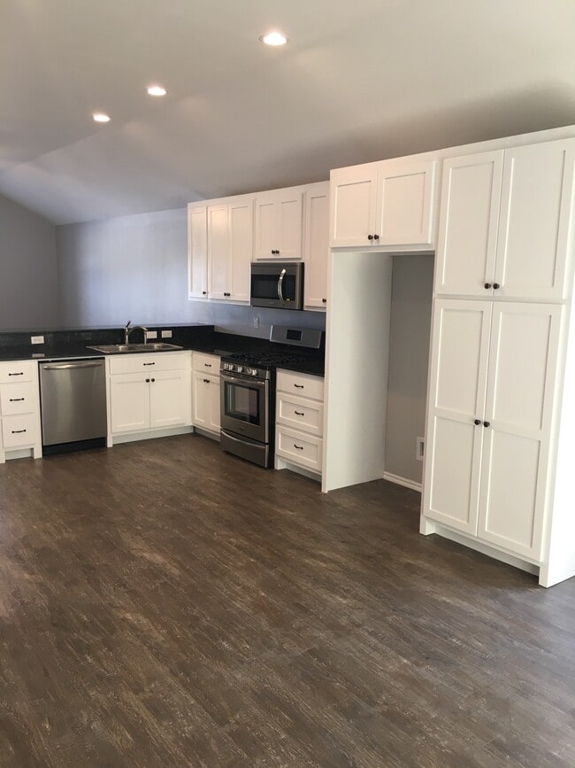 Building Photo - 102 W Speer Ave