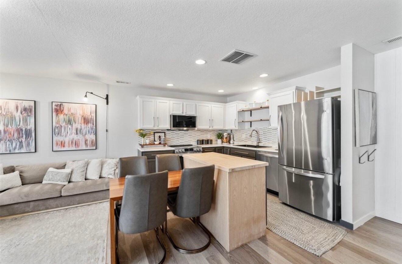 Building Photo - 3007 SW Sharmin Ln