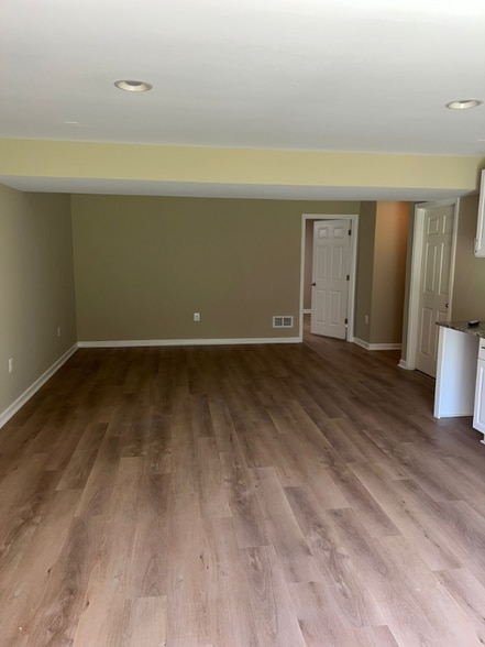 Building Photo - 20 Aster Ln