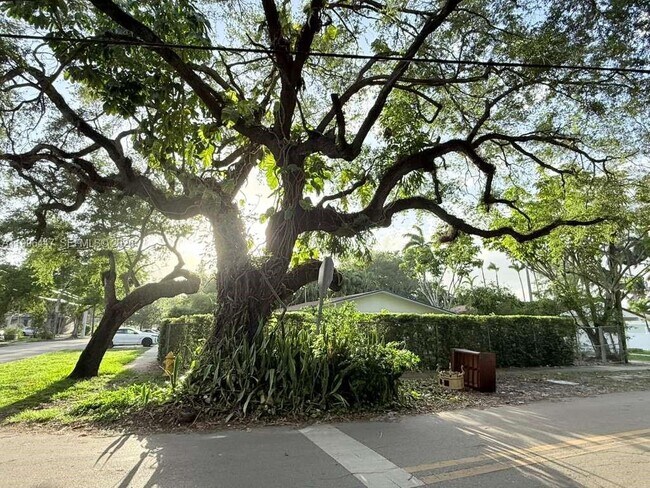 Building Photo - 325 NE 131st St