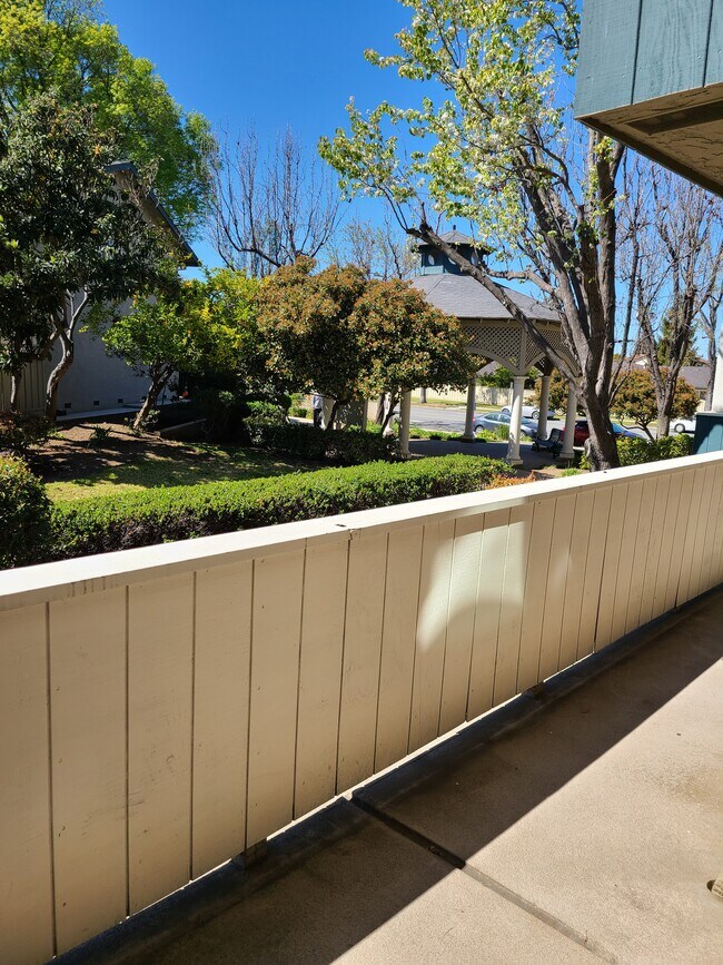 Building Photo - 7110 Rainbow Dr