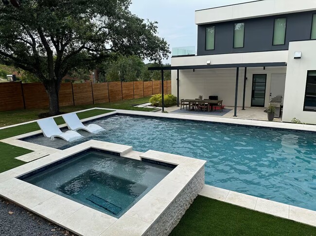 Building Photo - 2109 Barton Hills Dr