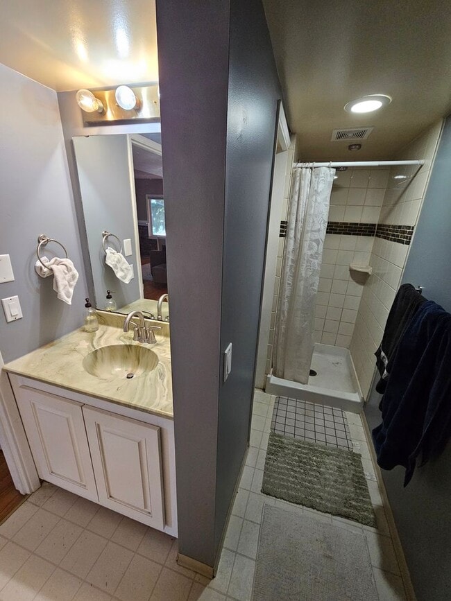 Building Photo - Charming 3 Bedroom, 2 Bathroom House near Fairhaven!! Check out our virtual Tour!