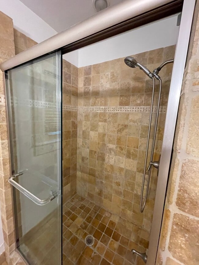 Building Photo - Freshly updated 2/2/Study home