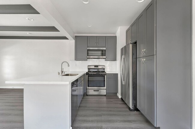 Building Photo - 1507 W 50th St