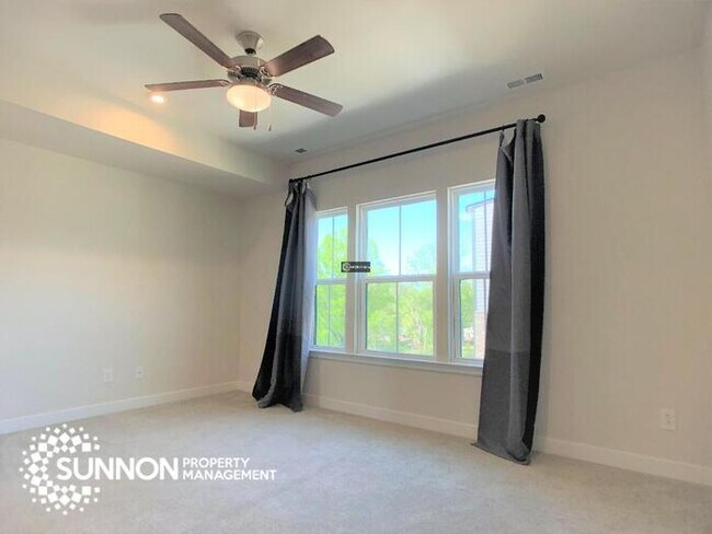 Building Photo - Beautiful 4 Story Townhome in South Charlotte!