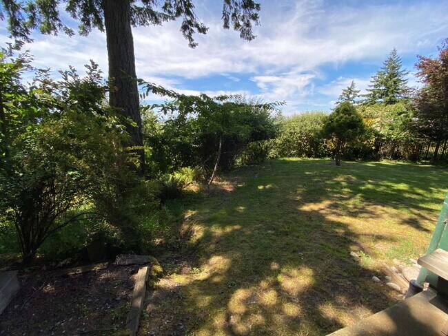 Building Photo - Spacious 5-Bedroom Home with Stunning View...