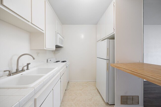 Building Photo - Pacific Beach condo now available, excellent location!