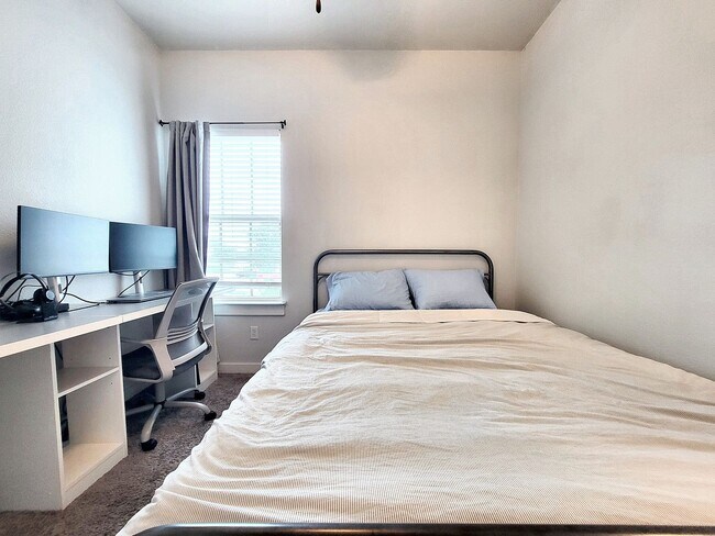 Building Photo - Comfortable One-Level 3BD/2BA with Natural...