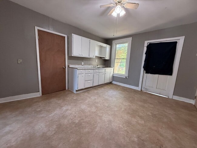 Building Photo - Charming Home Available