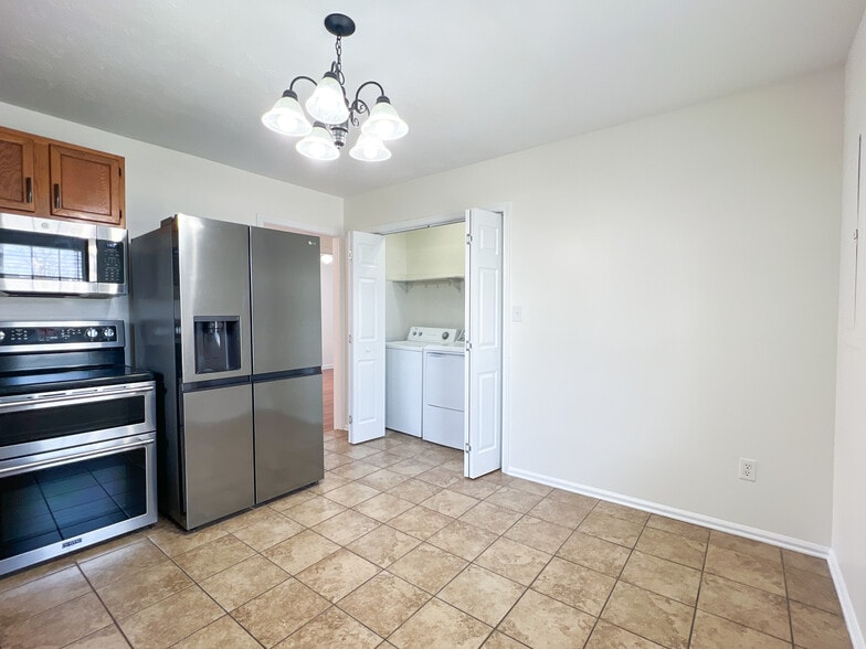Kitchen - 1451 N Delphine Ave